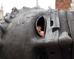 Foto von Kindern in einem Kunstwerk in Krakau