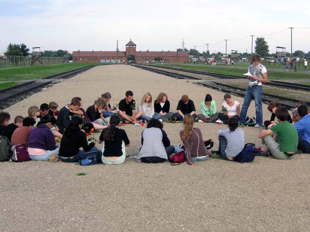 Zu sehen ist eine Gruppe junger Menschen beim Gedenken in Birkenau. Foto: Hartmut Ziesing